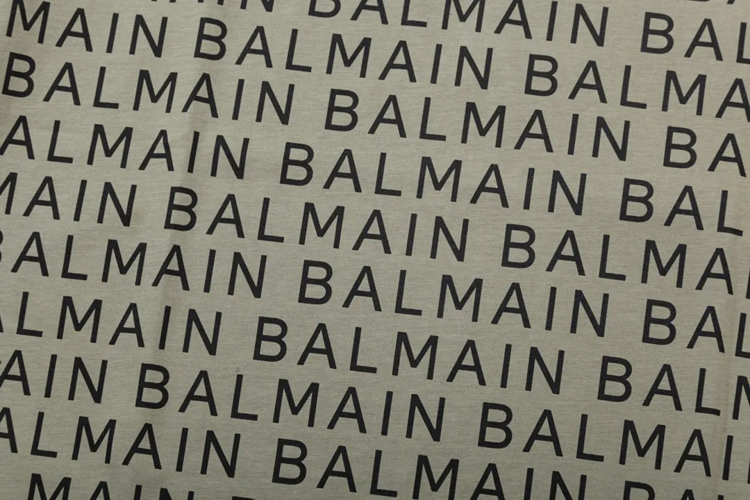 BALMAIN All-over letter print Large logo is exquisitely upgraded, inspired by the 1980s Retro original fabric Official Same Style short-sleeved T-shirt Customized Ketong vat-dyed fabric Very comfortable to the touch Latest brick cabinet synchronization for spring and summer Fashionable and individual Super Versatile good-looking Very suitable for both men and women A must-have for everyone Hang tag Collar label Washed wheat Complete with three labels Color: Khaki green Size: XS~L